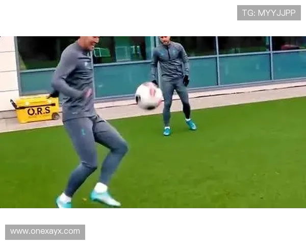 孙兴慜训练场爆笑瞬间引队友围观 孙兴慜训练场爆笑瞬间引队友围观